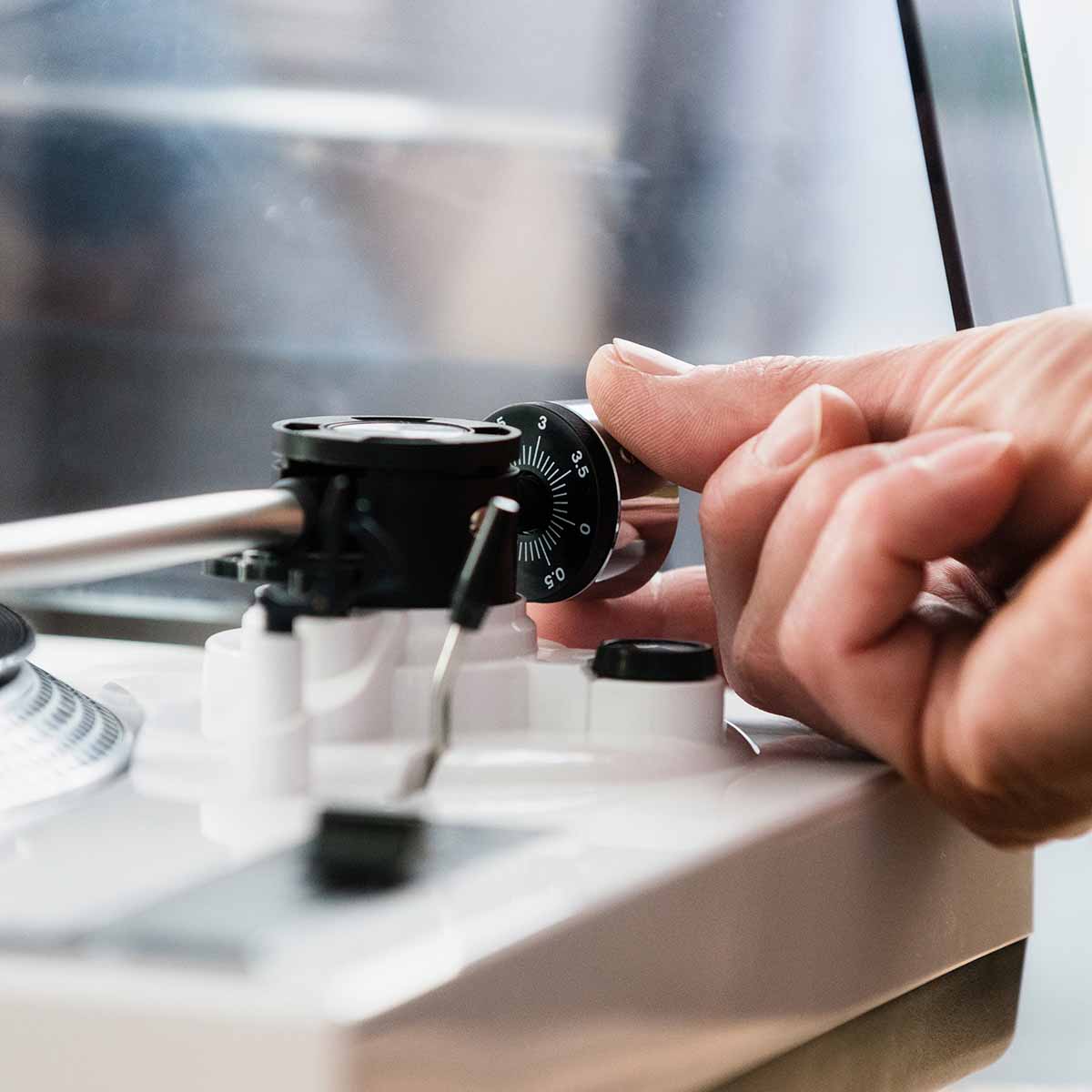 Lenco L-3810 Direct-Drive Turntable w/ Pinch Control