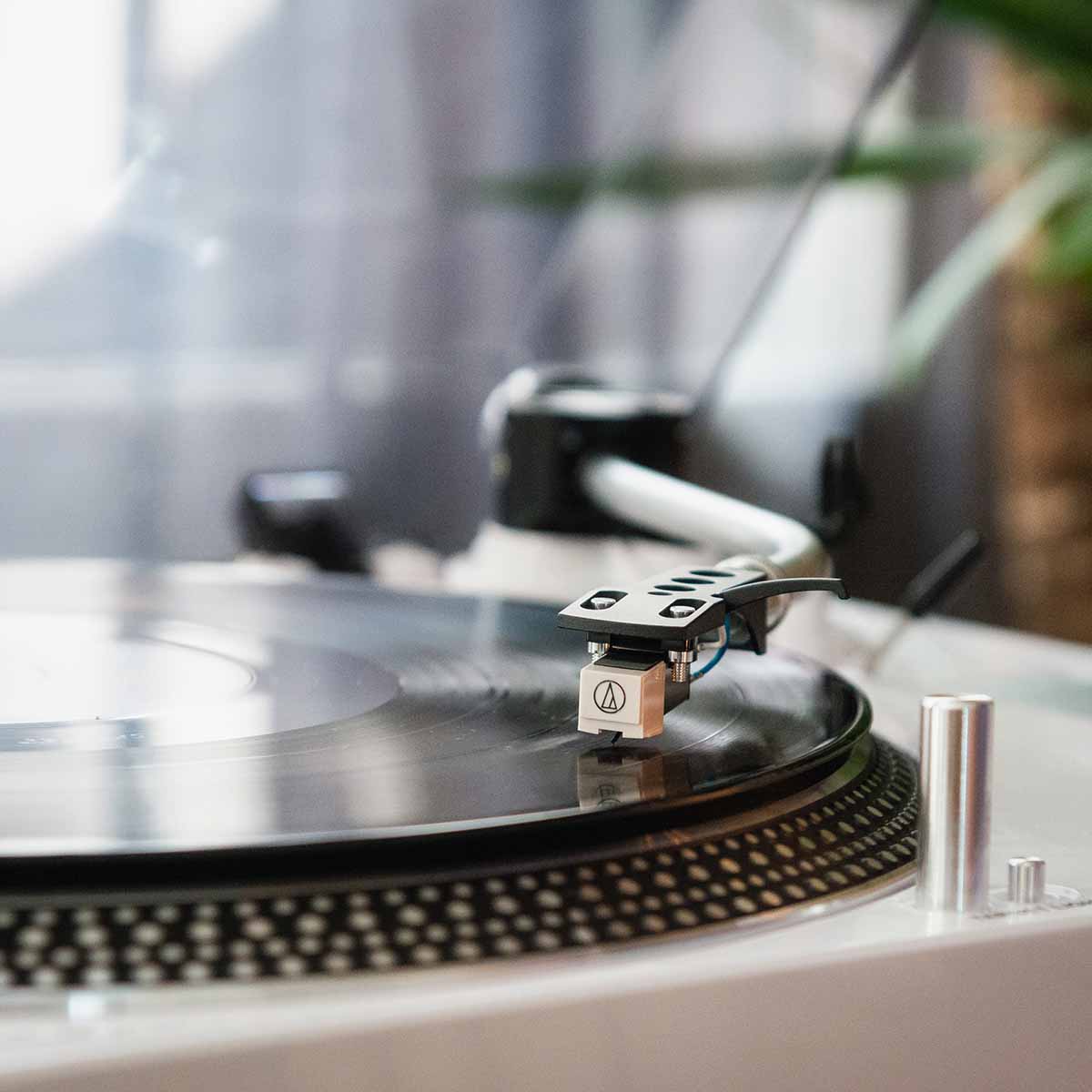 Lenco L-3810 Direct-Drive Turntable w/ Pinch Control