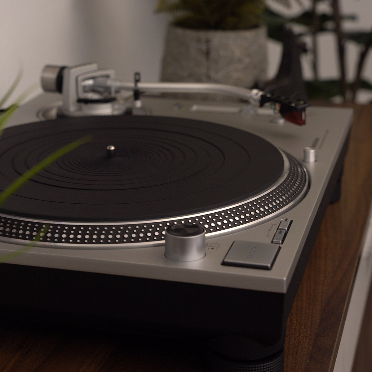 Technics SL-1200GR Single Rotor Coreless Turntable